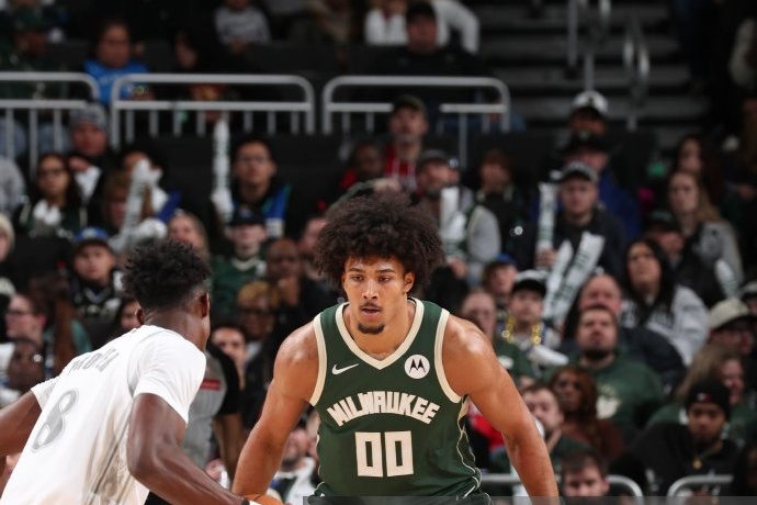 雄鹿官宣续约希姆斯，强化内线深度